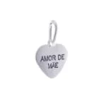 Pingente pequeno em forma de coração, em prata 925 com a escrita: Amor de Mãe. Um presente para que os filhos carregarem consigo o carinho e dedicação de uma mãe.
