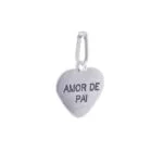 Pingente pequeno em forma de coração, em prata 925 com a escrita: Amor de Pai. Um presente para que filhos carregarem consigo o carinho e dedicação de um pai.
