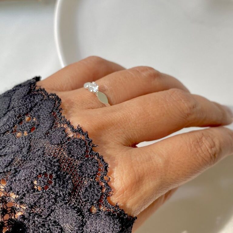 Solitário com Detalhe Prata 925 Solitário com Detalhe Prata 925