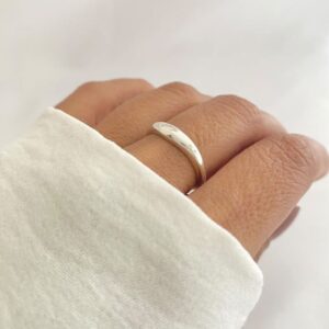 Anel Elegante Liso Orgânico Prata