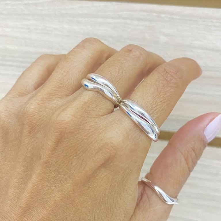 Anel Elegante Liso Orgânico Prata